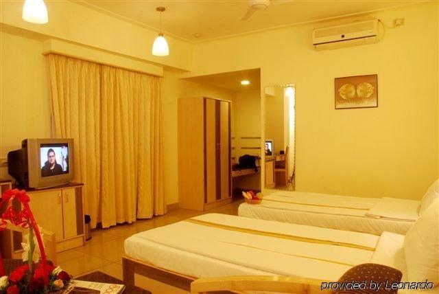 Hotel Komfort Terraces Бангалор Стая снимка