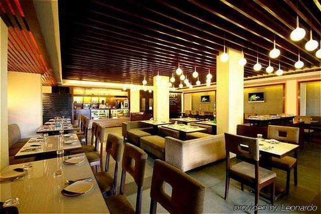Hotel Komfort Terraces Бангалор Ресторант снимка